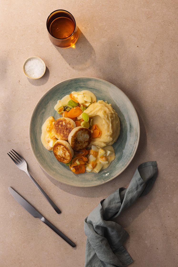 Fiskekaker med potetmos, ovnsbakte grønnsaker og eggesmørsaus