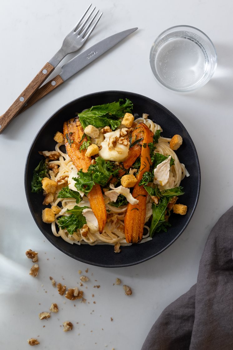 Kremet pasta og estragonstekte gulrøtter, servert med norsk chevre, krutonger og valnøtter