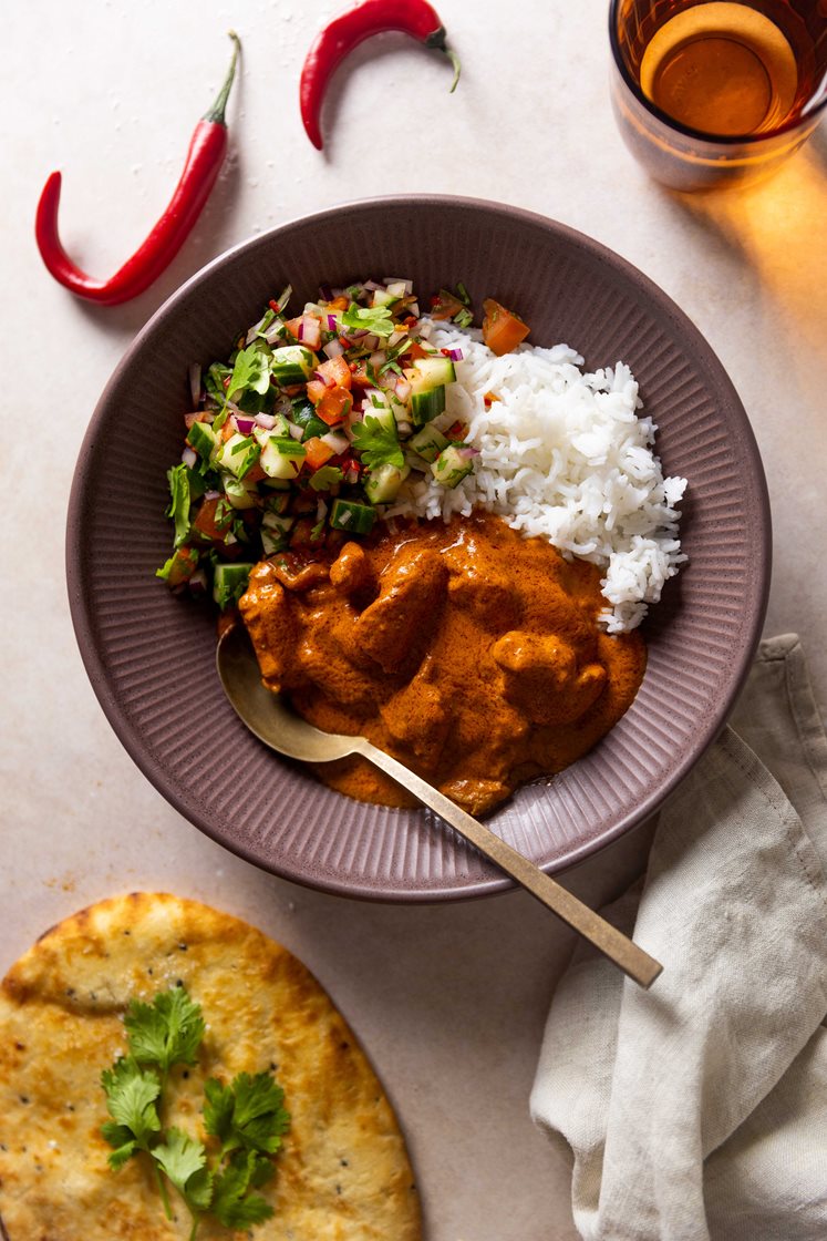 Kylling tikka masala med kachumbersalat og varme nanbrød