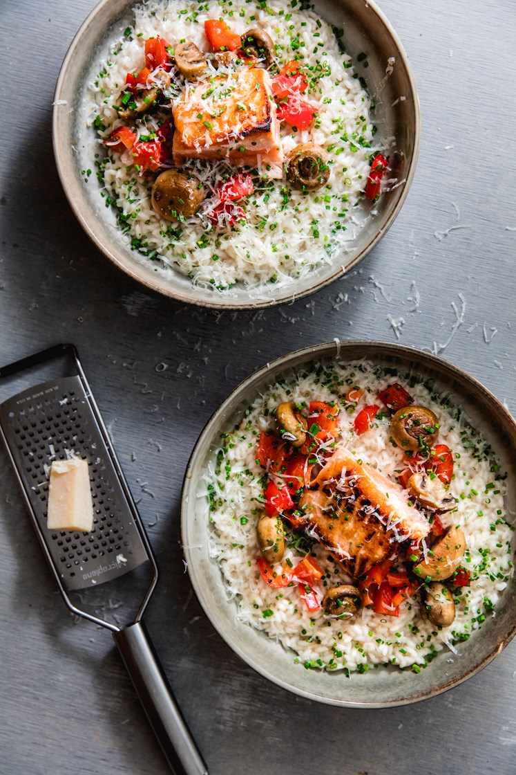 Smørstekt laks med sopp, paprika og risotto med gressløk