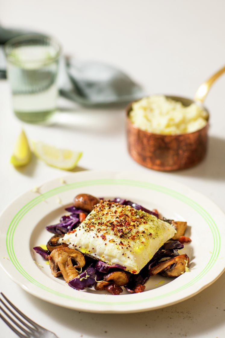 Krydderbakt kveitefilet med potetpuré og pannestekt aromasopp, rødkål, bacon og sitron