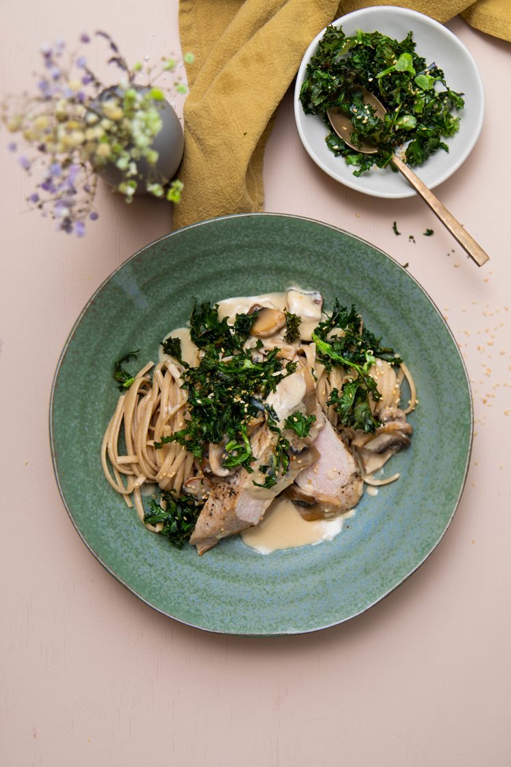 Svinemørbrad med miso-champignonsauce og kålchips
