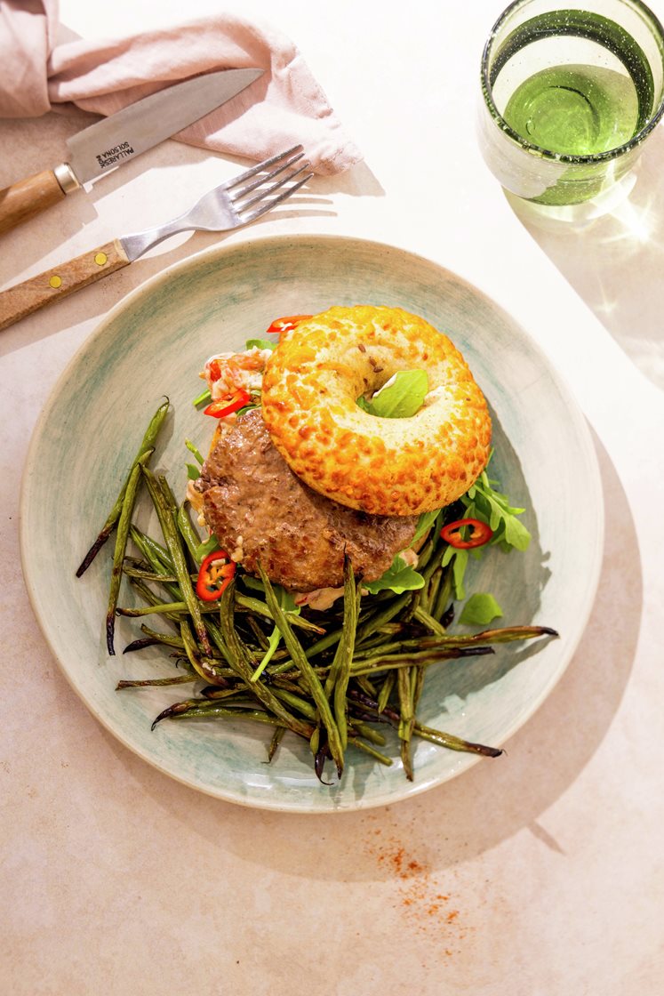 Chili-cheddar bagelburger med bønnefritter og chilidip