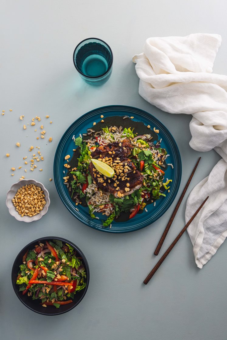 Thaisalat med hoisinglasert svinefilet, peanøtter og fullkornsris