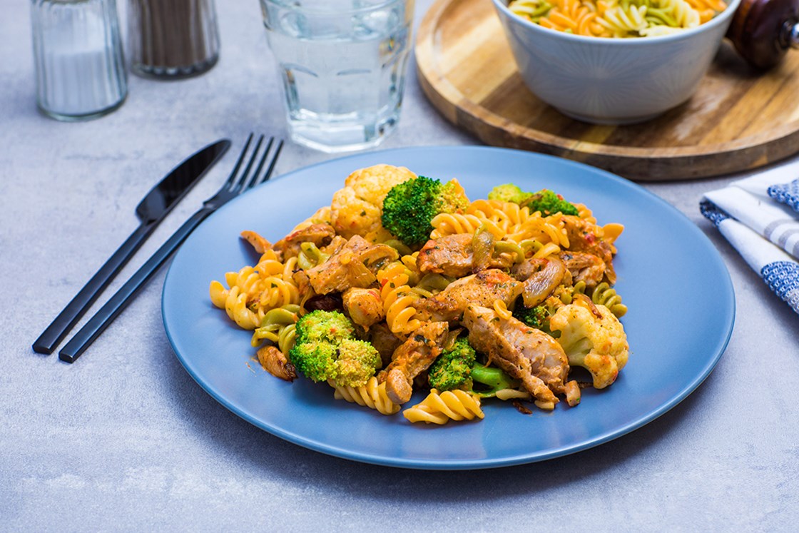 Pasta tricolore med kylling og ajvarsaus