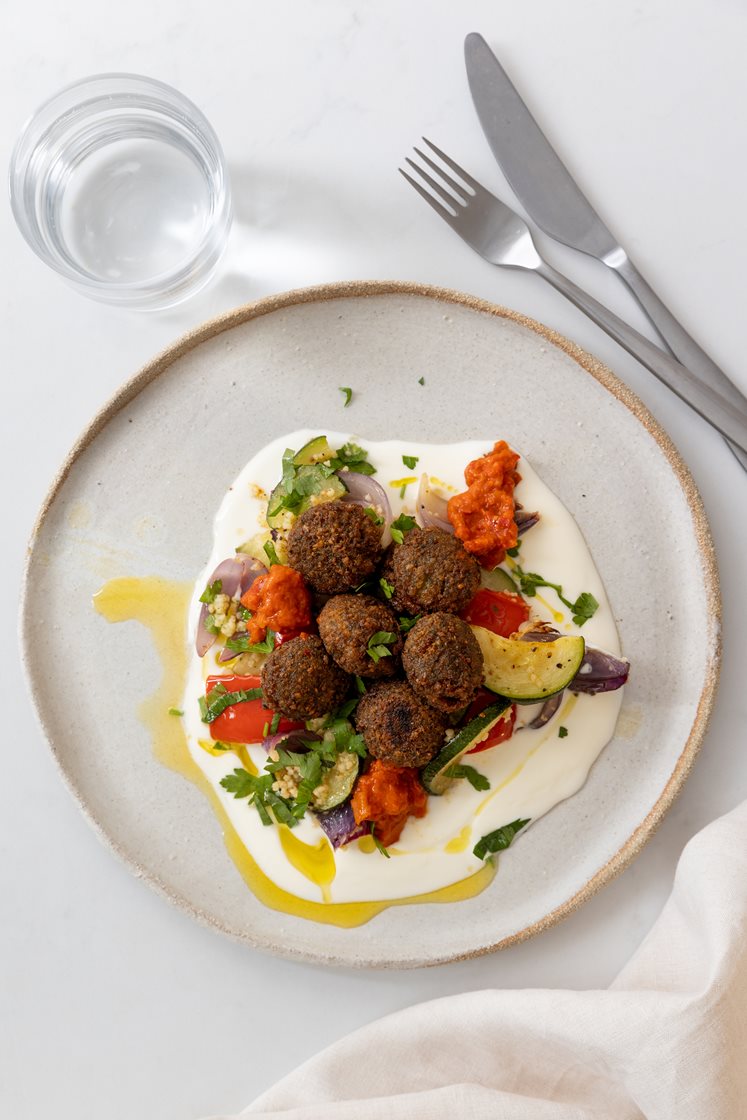 Falafler med varm couscoussalat, servert med yoghurt og ajvar