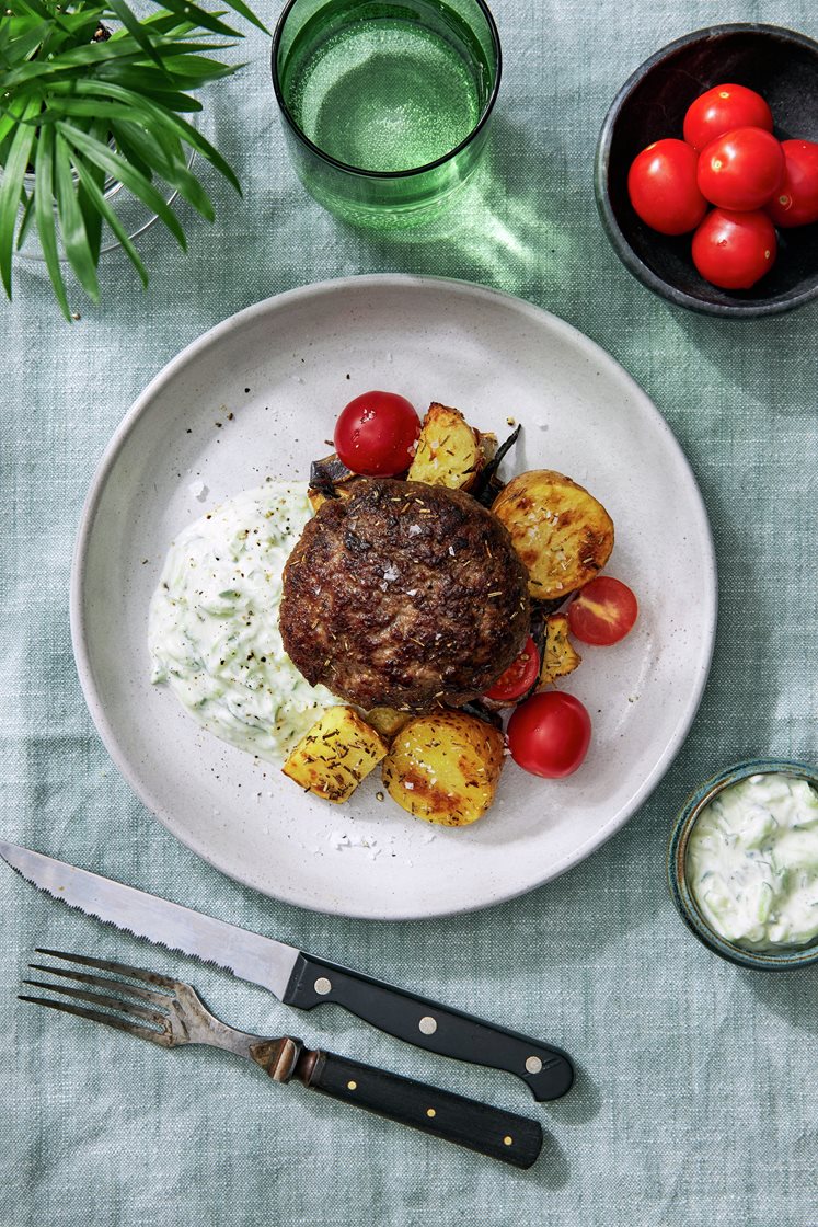 Nötfärsbiffar med rosmarin och tzatziki