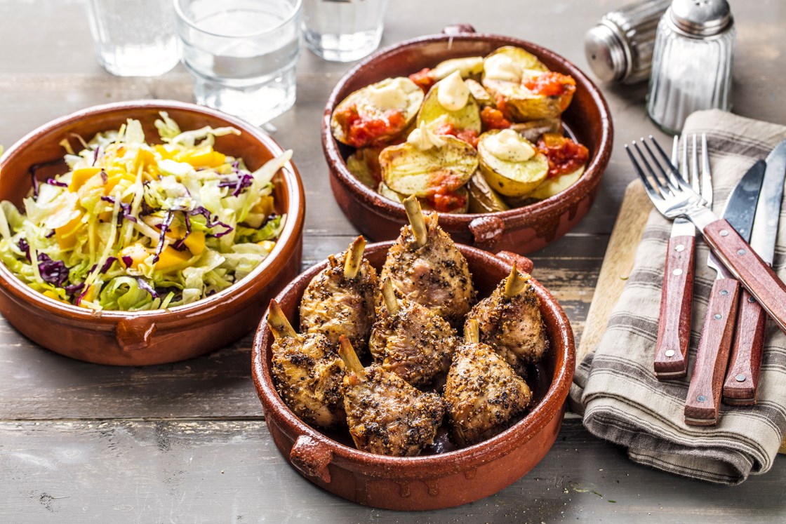 Kyllingklubber med spanske poteter og mangosalat