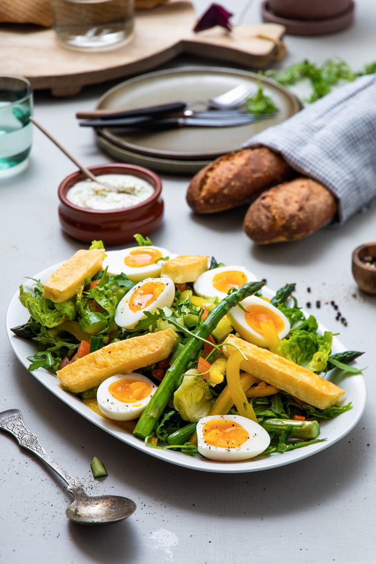 Sommersalat med grillost, asparges, grove bagetter og honning- og hvitløksyoghurt