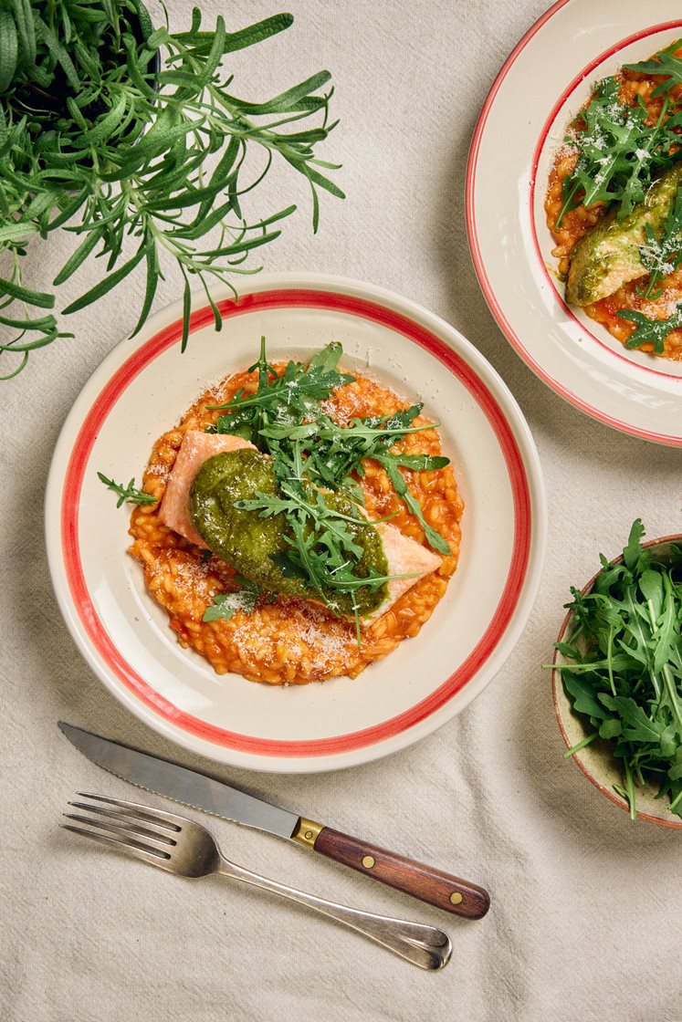 Pestobakad lax med tomatrisotto och ruccolasallad