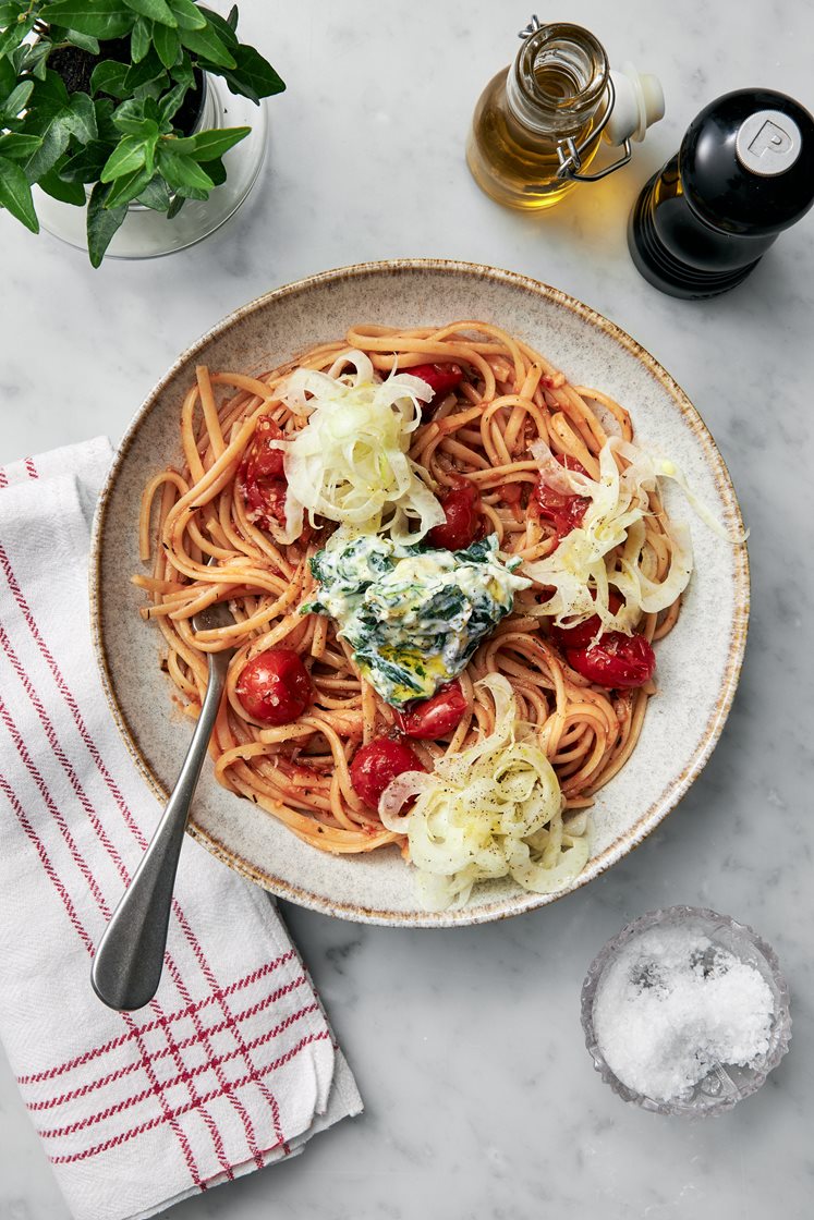 Linguine pomodoro med spenat- och ricottakräm och fänkålssallad