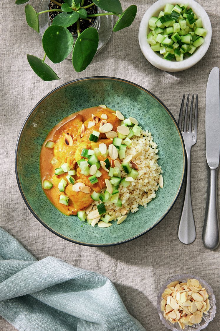 Chicken kerala med gurka, rostad mandel och bulgur