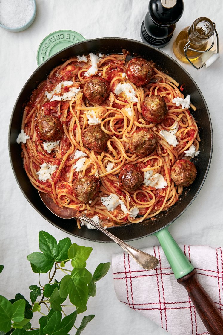 Italienska vegofrikadeller i kryddig tomatsås med linguine