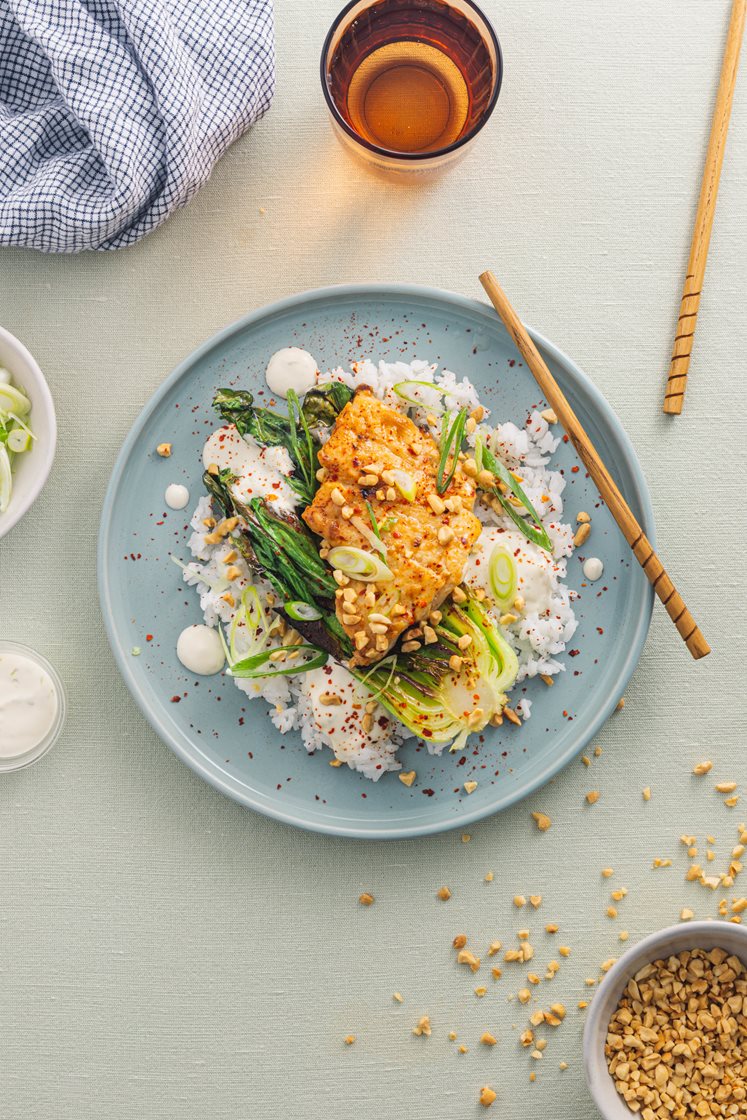 Misostekt lyrfilet med ris, pak choy og peanøtter