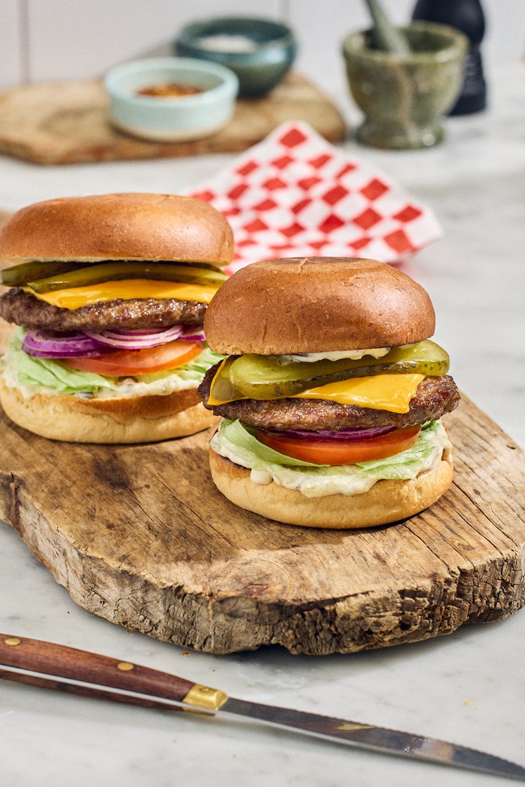 Klassisk cheeseburgare med saltgurka, rödlök och dressing