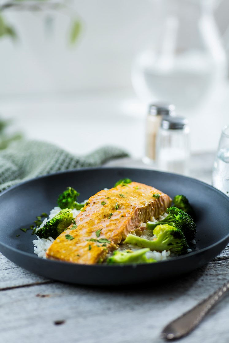 Kormabakt laks med jasminris og stekt brokkoli