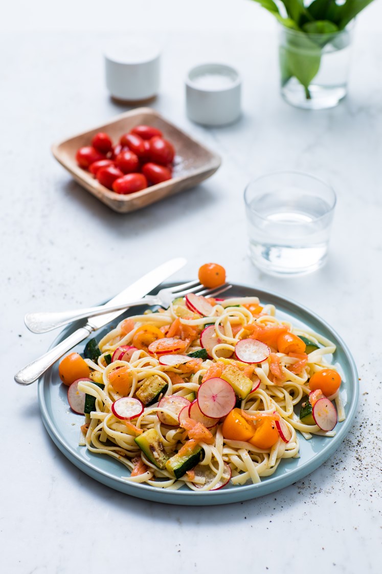 Pastasalat med røkelaks, cherrytomater, reddiker og sitronvinaigrette