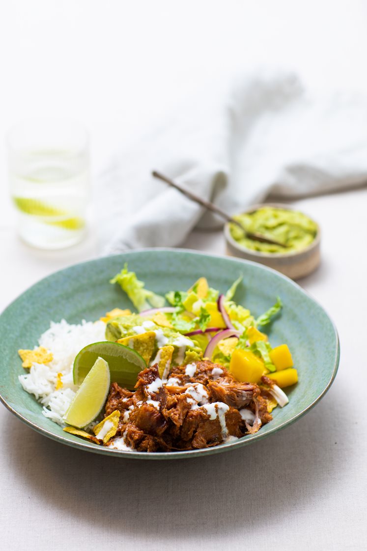 Spicy pulled pork med barbecuesaus, mangosalat, guacamole, tortillakrønsj og urtedressing 