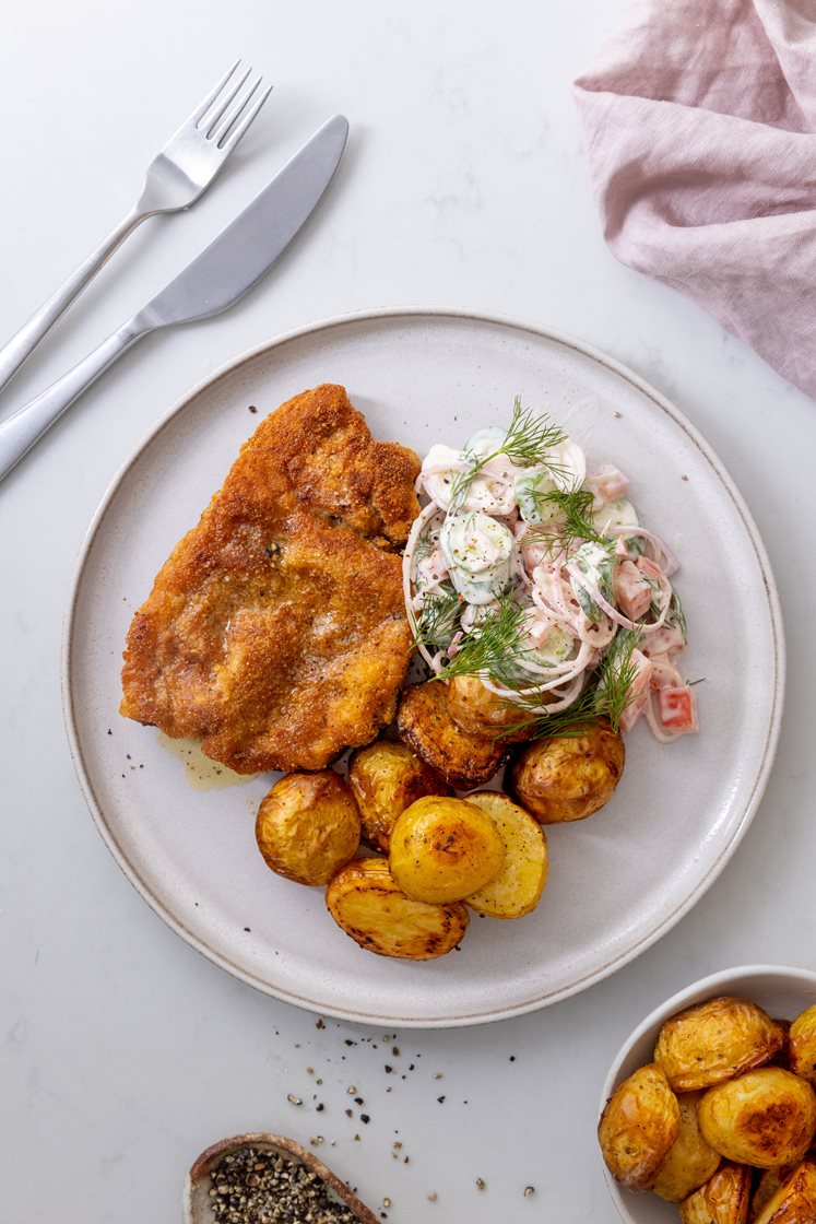 Münchner schnitzel med ovnbagte kartofler og cremet gurkensalat med dild