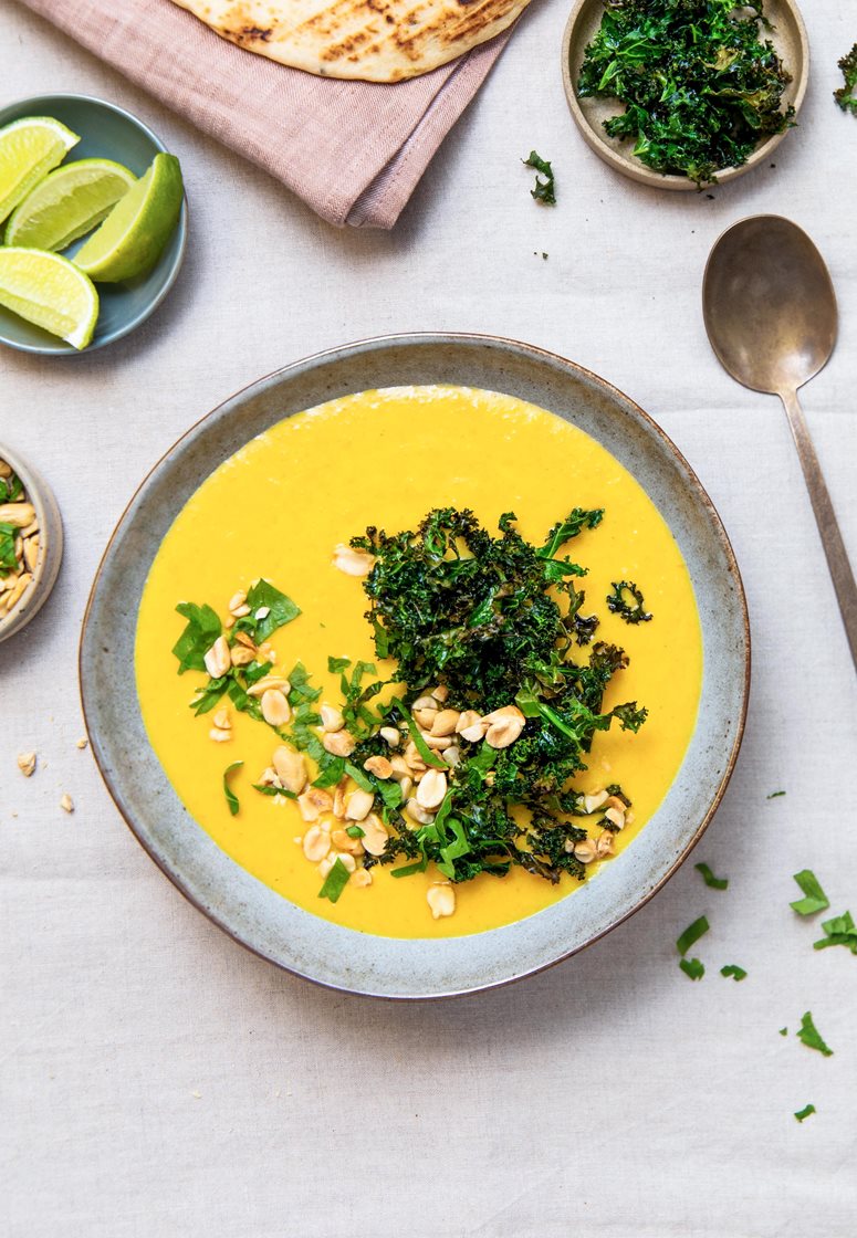 Søtpotet- og gulrotsuppe med grønnkålchips og nanbrød