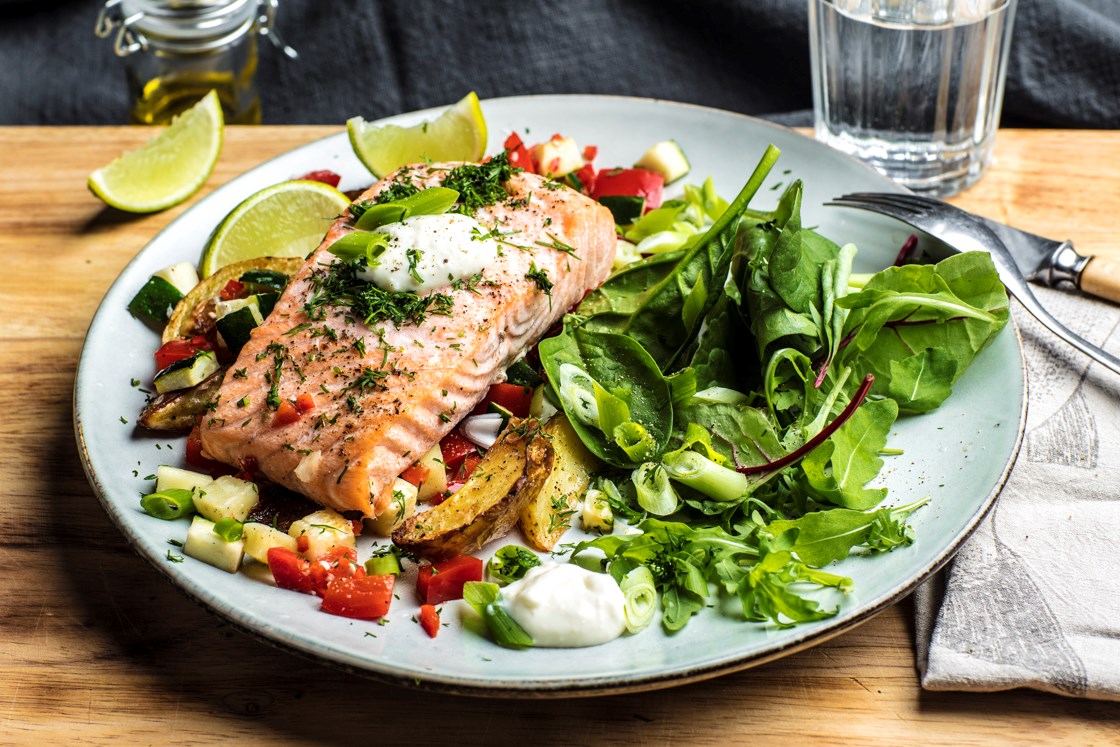 Ovnsbakt laks med dill, stekte grønnsaker og aioli
