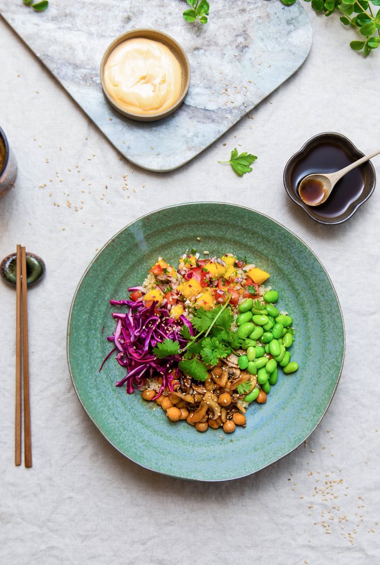 Buddha bowl med hoisinstekt sopp og kikerter, mangosalsa og quinoa