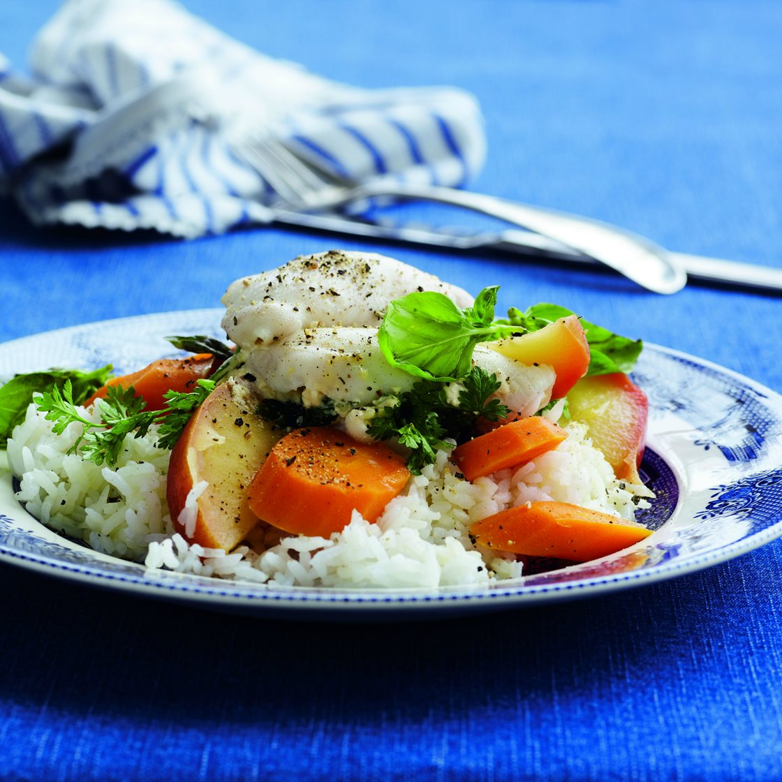 Fiskeruller med appelsinkogte gulerødder, æbler og ris