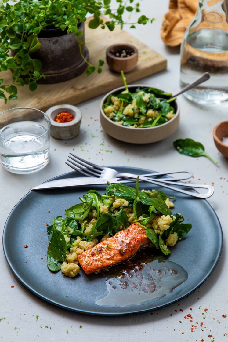 Honning- og limebakt laksefilet med brokkoli- og blomkålris og spinat