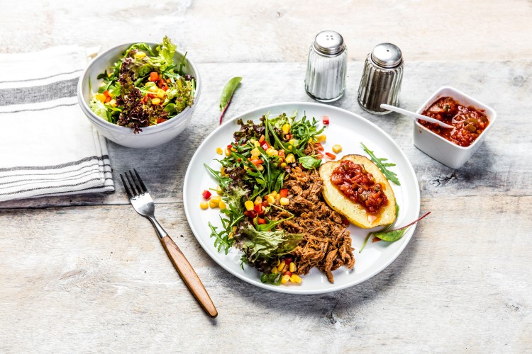 Pulled pork med bakt potet, maissalat og salsa