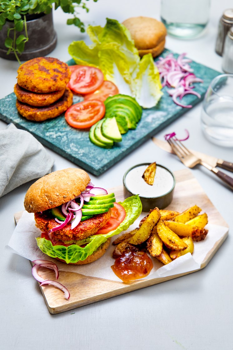 Spicy falafelburger med lettsyltet rødløk, avokado og urtedressing