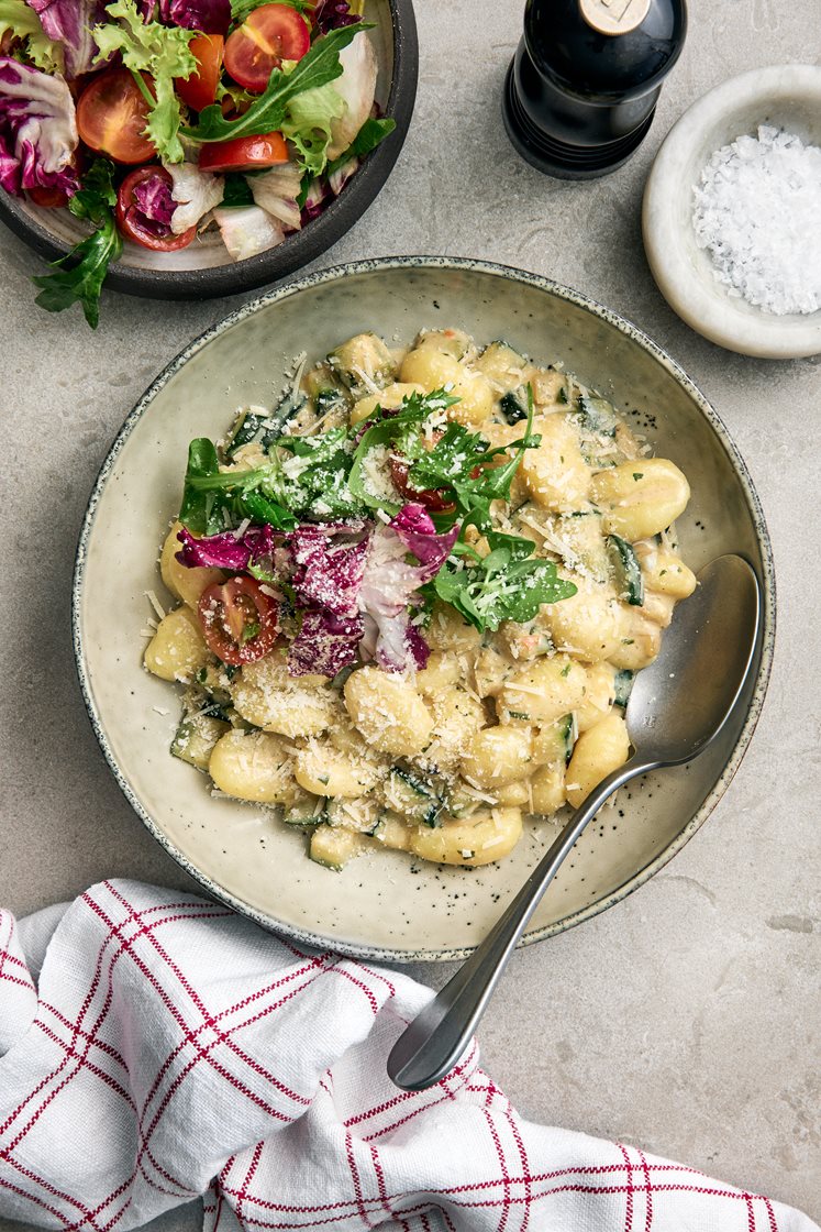 Potatisgnocchi med gräddig zucchini, tomatsallad och riven ost