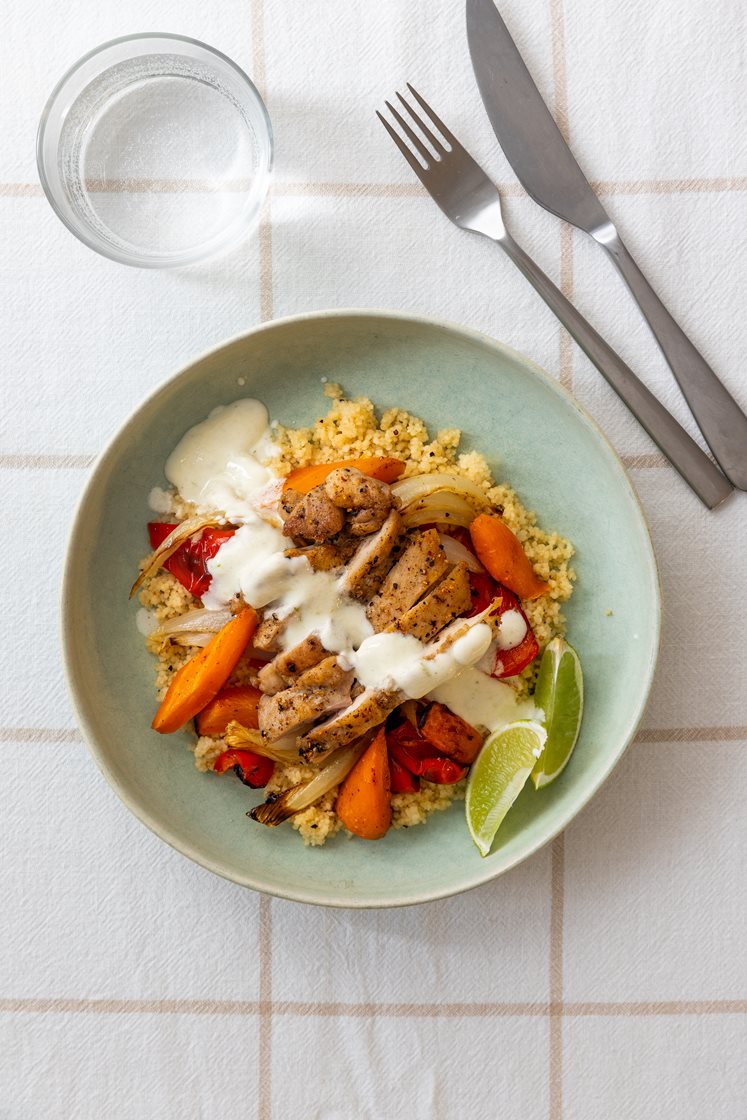 Kyllinglårfilet med couscous, limedressing og bakte grønnsaker