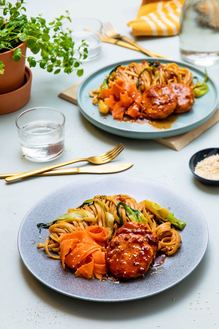 Soya- og ingefærglaserte laksefrikadeller med syltede gulrøtter og stekte nudler