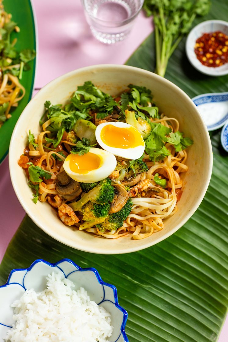 Tom Yum suppe med marinerede rejer, svampe og smilende æg