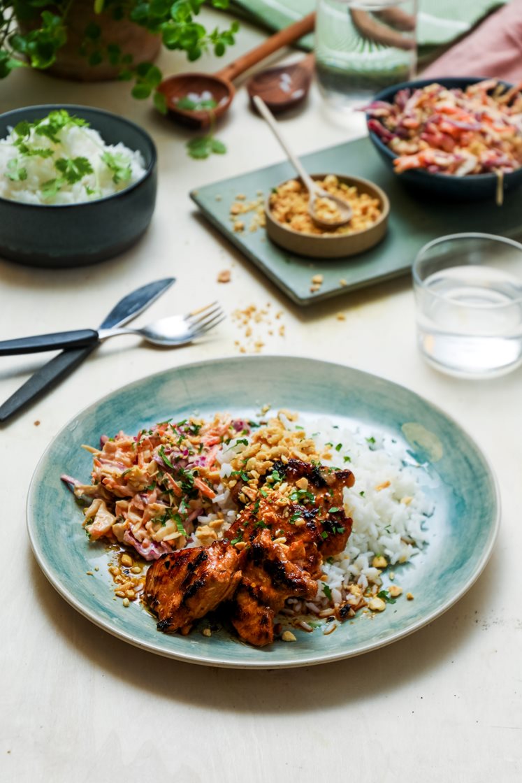 Asiatisk ingefærkylling med coleslaw, jasminris og koriander