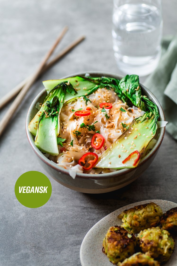 Thai-risboller med sweet chili-nudler og stekt pak choy