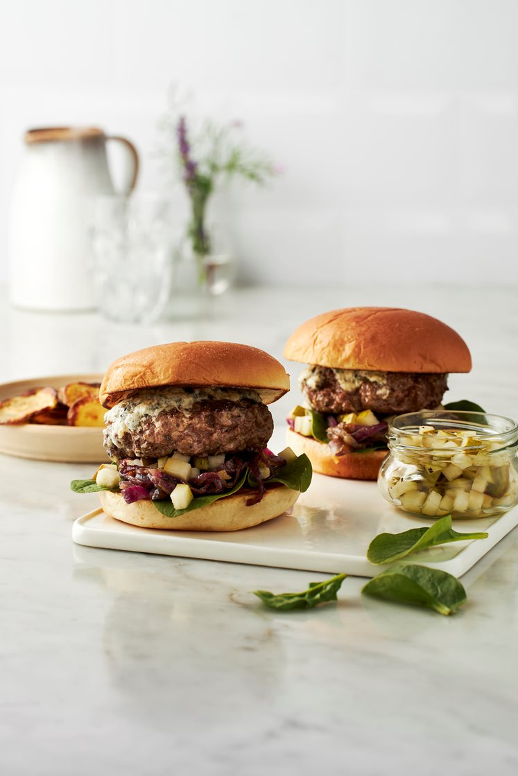 Blue cheese burger med karamelliserad lök och päronsalsa