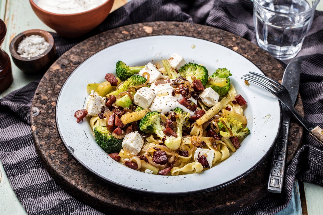 Pasta med feta, brokkoli og bacon