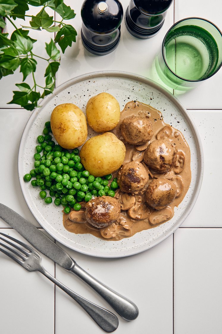 Veganska köttbullar med svampsås och gröna ärtor