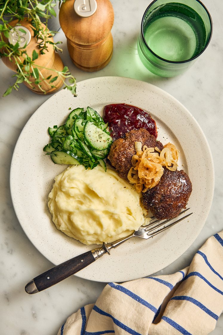 Enkel pannbiff med stekt lök, potatismos och rårörda lingon