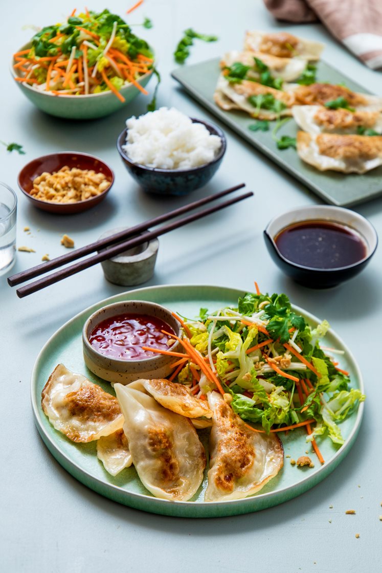 Hjemmelagde gyoza - dumplings med salsicciadeig, reker, jasminris, rettichsalat og ponzusaus