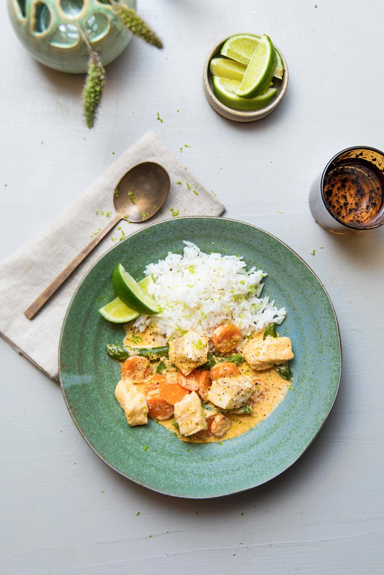 Kremet fiskecurry med sukkererter og gulrøtter, servert med jasminris