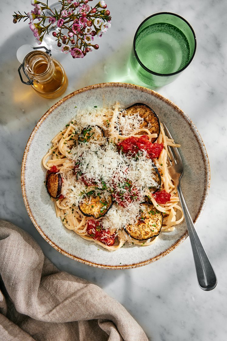 Krämig linguine med arrabiatasås, ugnsbakad aubergine och pinjenötter