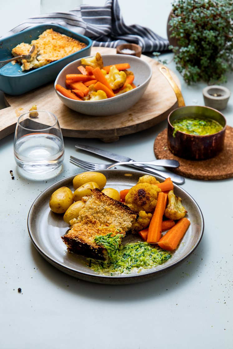Fiskegrateng med karristekt blomkål og gulrot med urtesmør