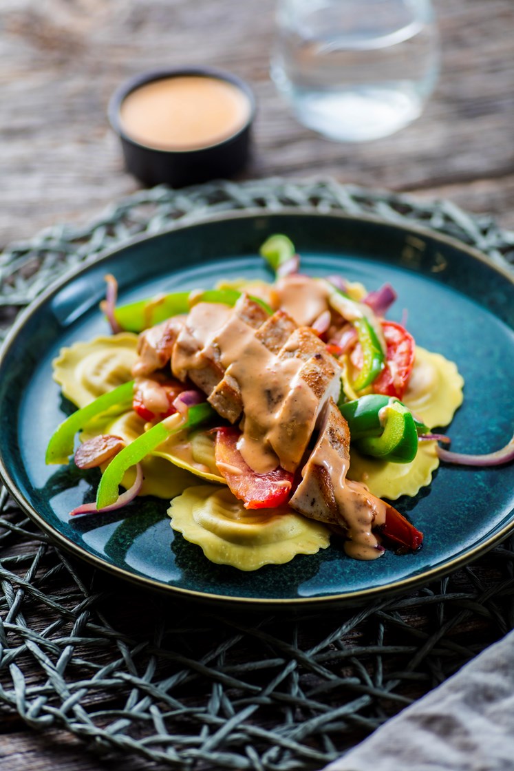 Ravioli med kyllingfilet, stekte grønnsaker og kremet pestosaus