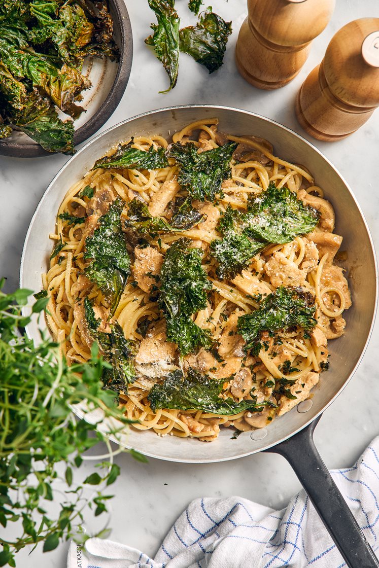 Svamp- och tryffelpasta med kyckling, parmesan och grönkålschips