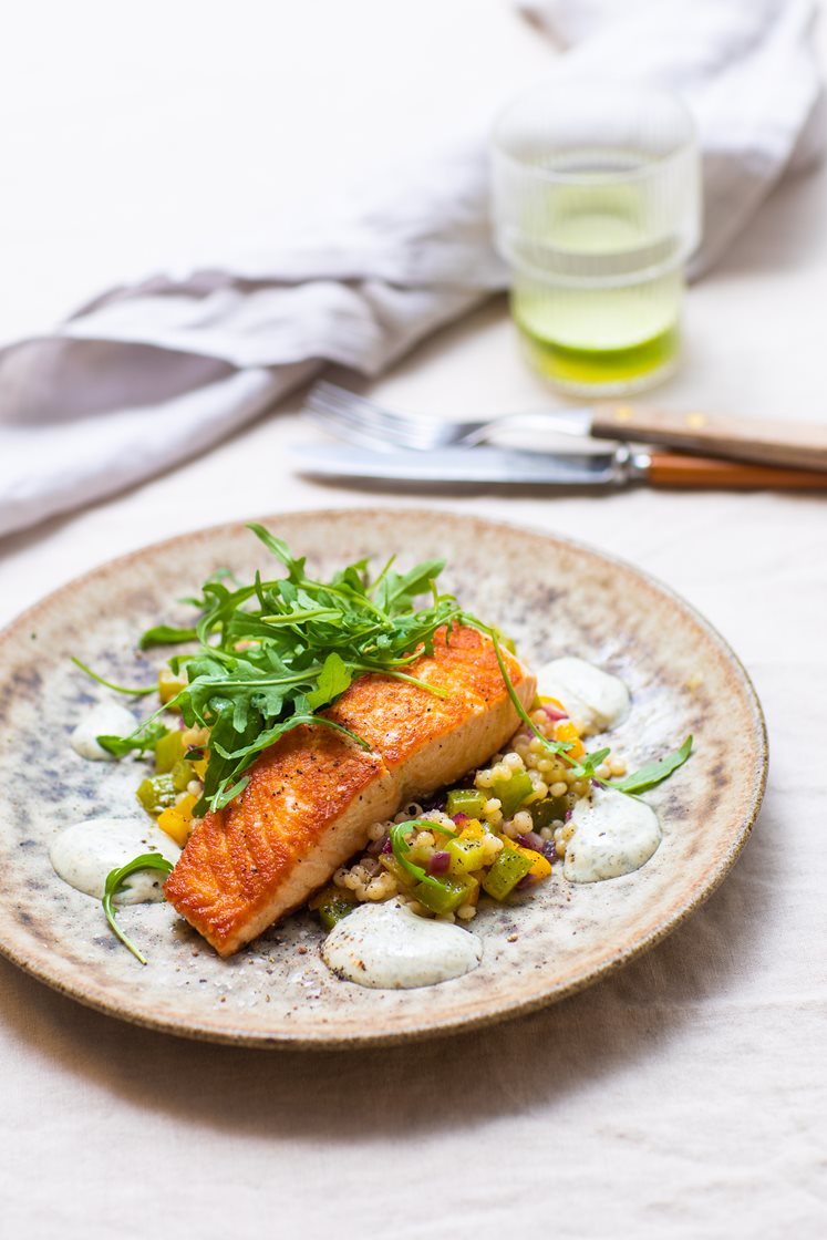 Pannestekt ørretfilet med perlecouscous, paprika og løk, krydret yoghurtdressing og ruccola