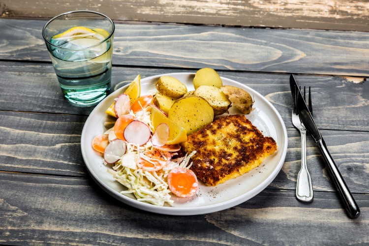 Panert hysefilet med epleråkostsalat