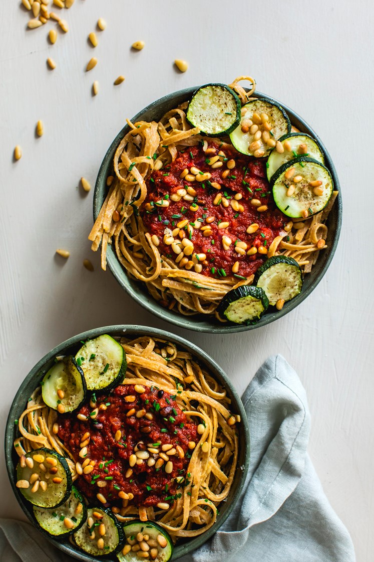Kremet fullkornslinguini med spicy arrabiatasaus, squash og pinjekjerner