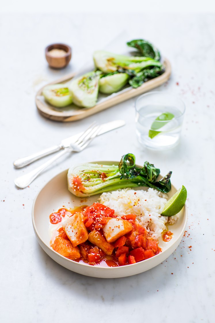 Torsk i spicy tomatsaus med sesamstekt pak choy, jasminris og lime